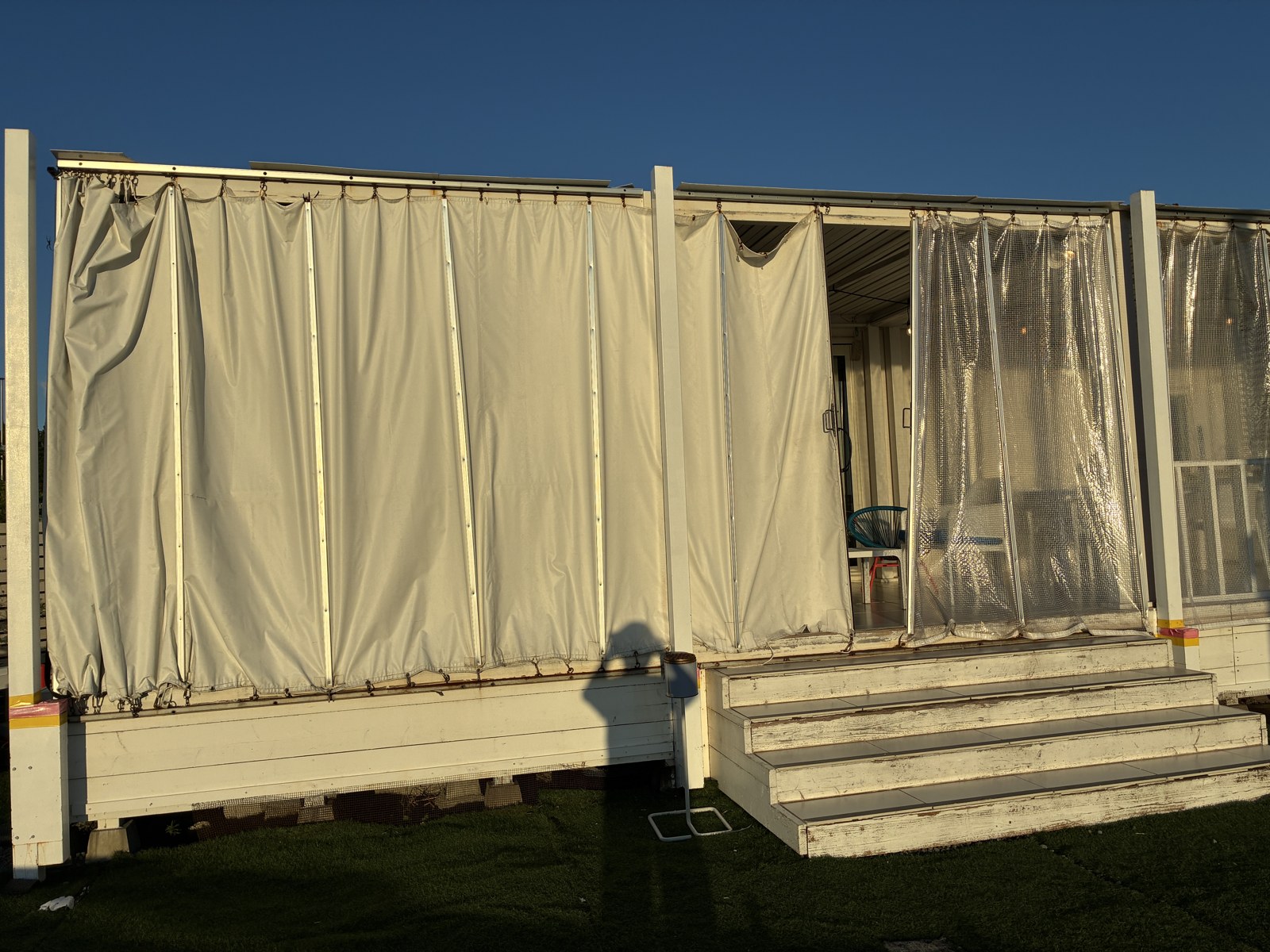 白い幕で覆われた細長い棟。URBAN CAMP HOTEL Marble Beachの客室の外観