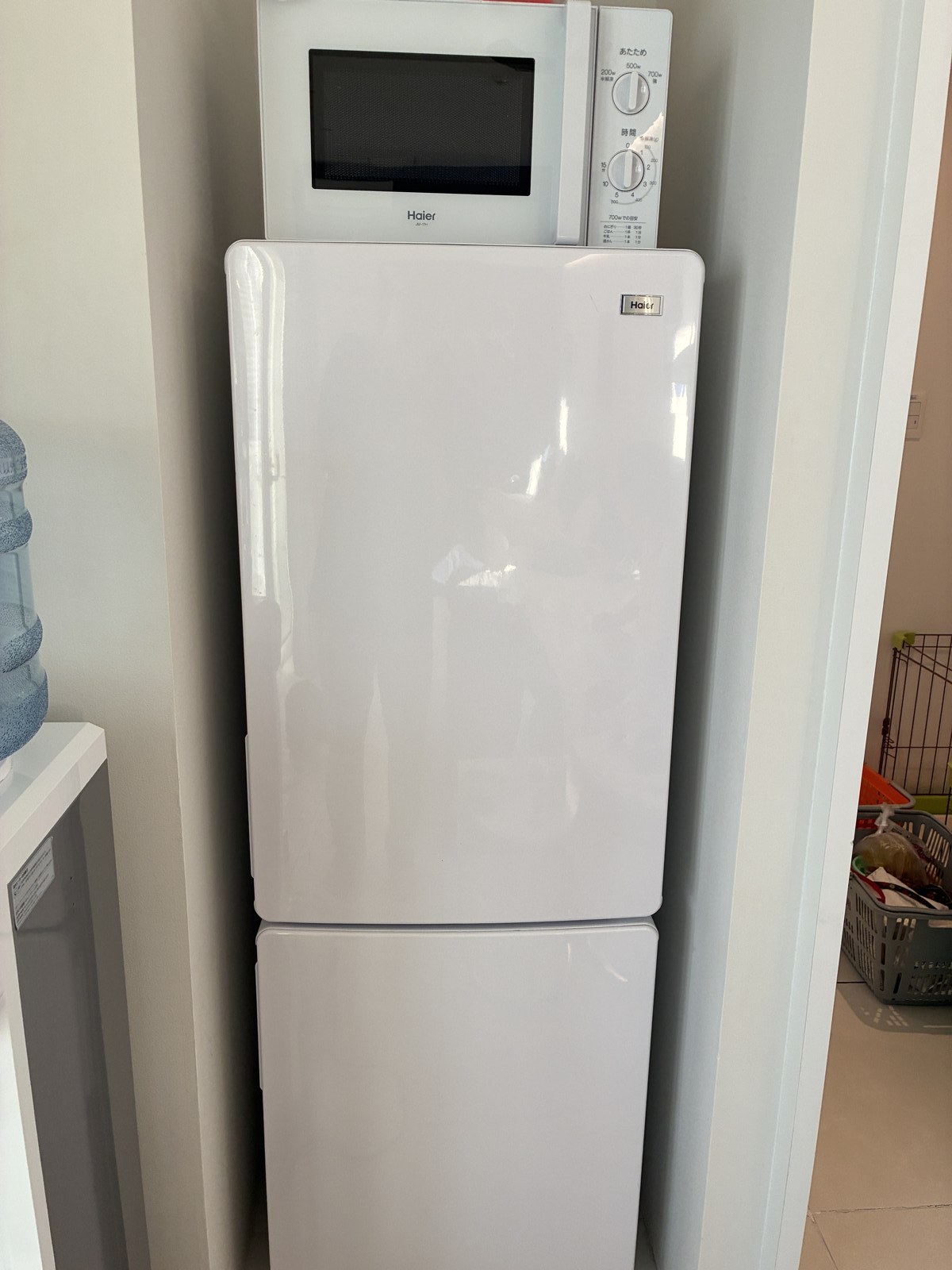 客室の冷蔵庫と、その上の電子レンジ