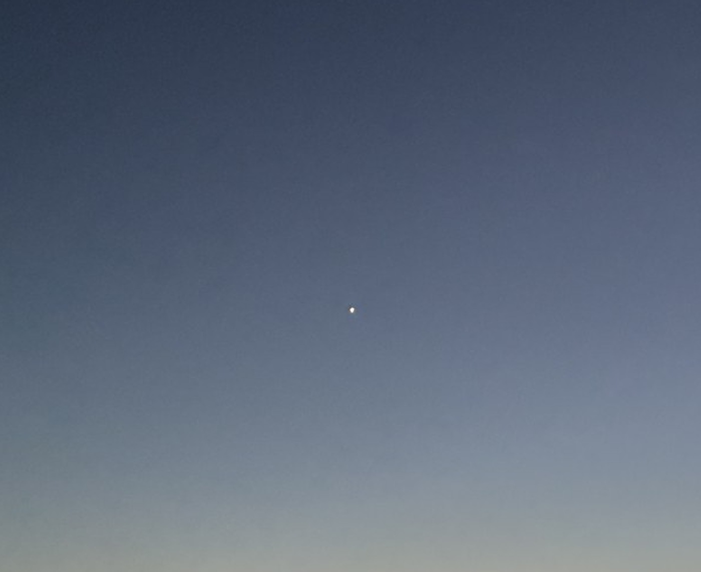 日没後の空に、1つだけ光る宵の明星(金星)