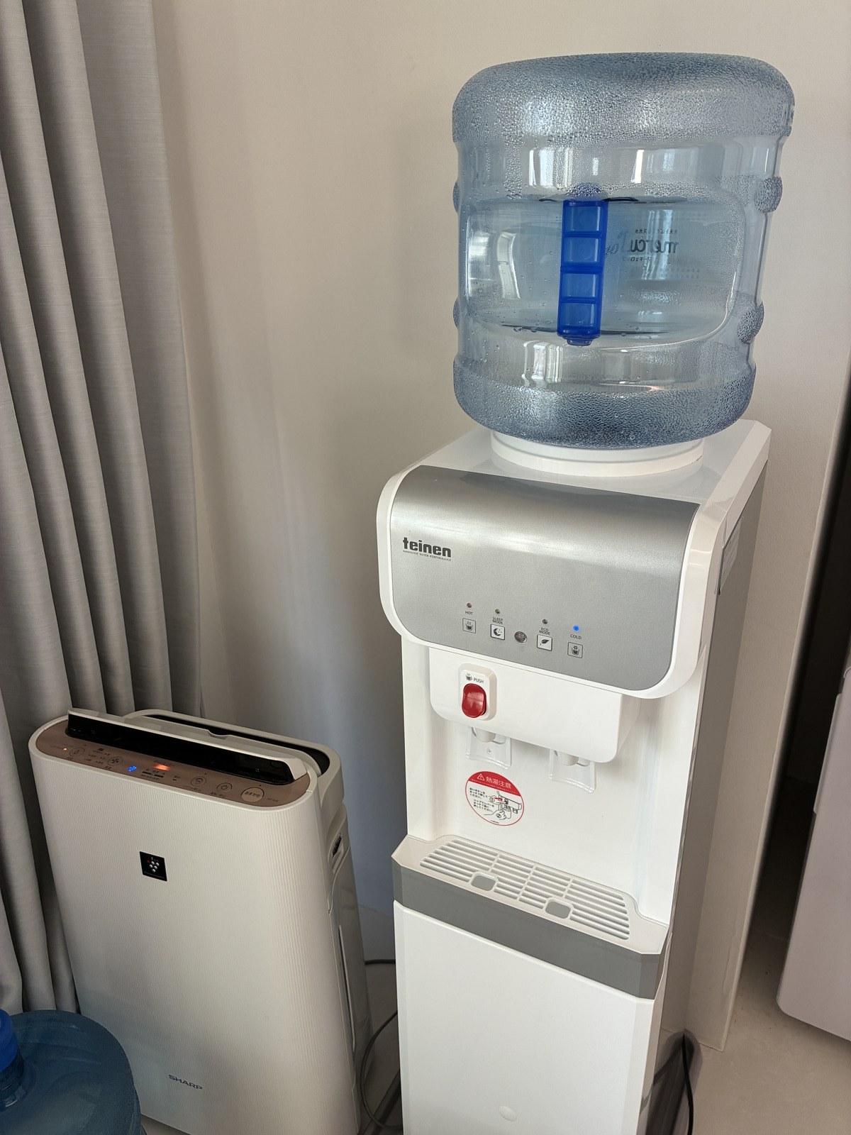 客室に置かれたウォーターサーバーと空気清浄機