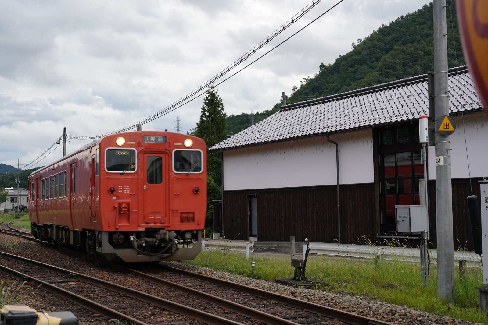 JR竹田駅に停まる赤いディーゼルカー