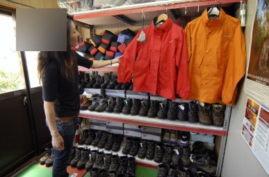 レンタル店の店内。レインウェアと登山靴が並んでいる