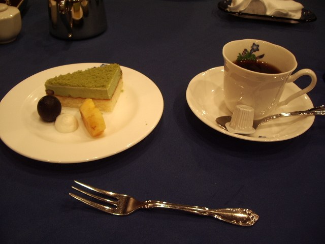 抹茶のケーキとコーヒー