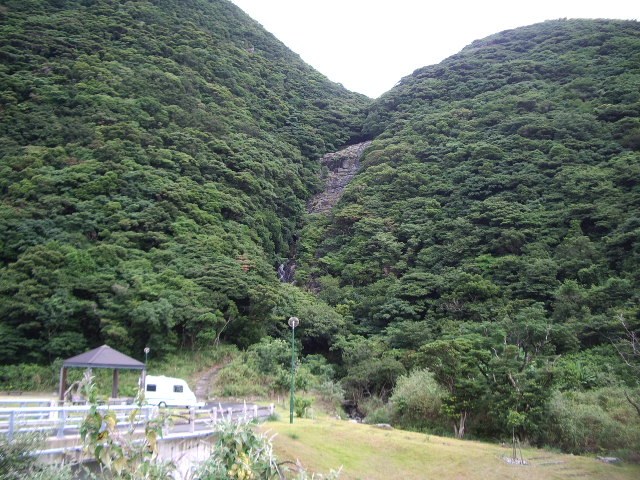山あいに細く落ちる布引の滝