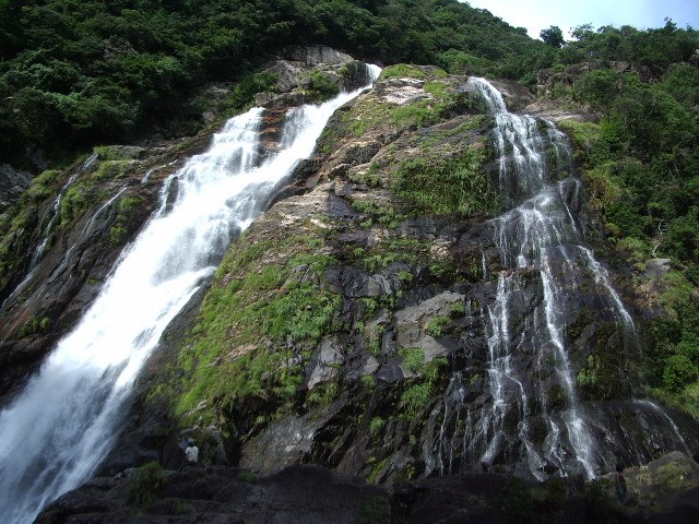 岩肌を流れ落ちる大川の滝