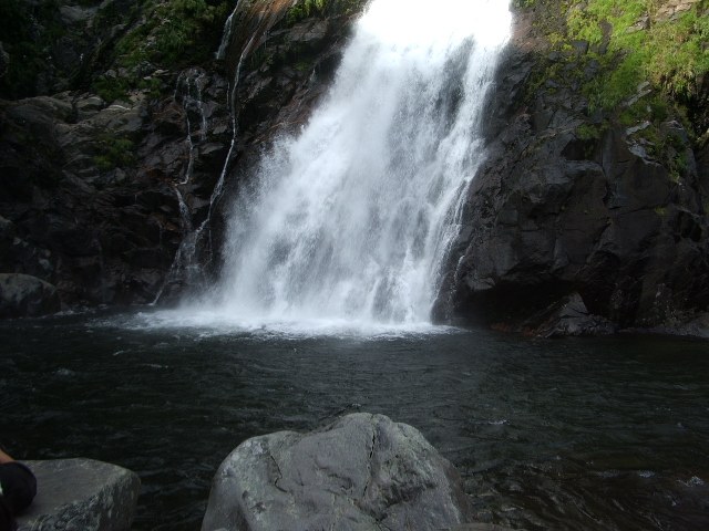 滝つぼと落ちる水