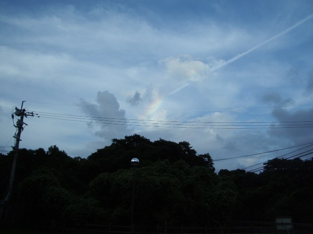 夕方の空にかかった虹