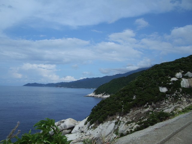 海に突き出した岬と海岸線