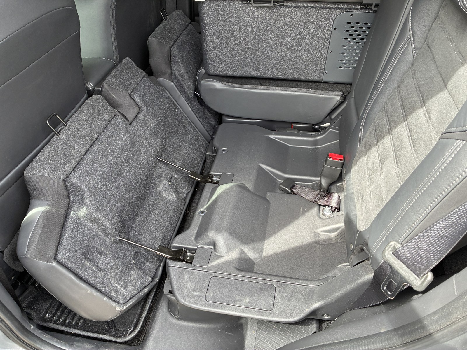 アウトランダーPHEV GG3Wの後席を倒して作ったフラットな寝床。荷室の床と背もたれの裏に段差がない