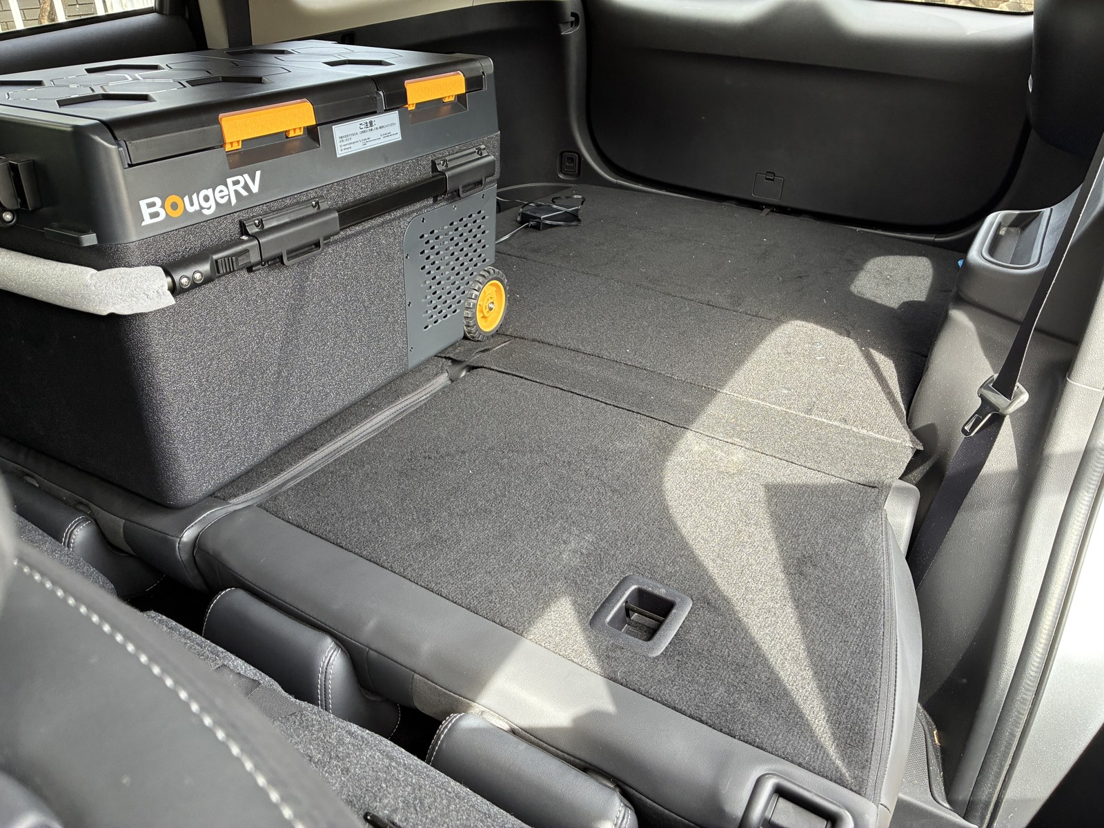 フラットにした荷室に車載冷蔵庫を載せた状態。AC1500Wの給電でエンジンを止めたまま動く